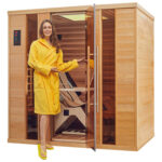 Model vor der Infrarotkabine Therapeutica Relax1 mit verstellbarer Infrarotliege