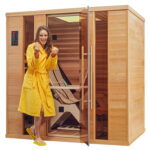 Model vor der Infrarotkabine Therapeutica Relax1 mit verstellbarer Liege